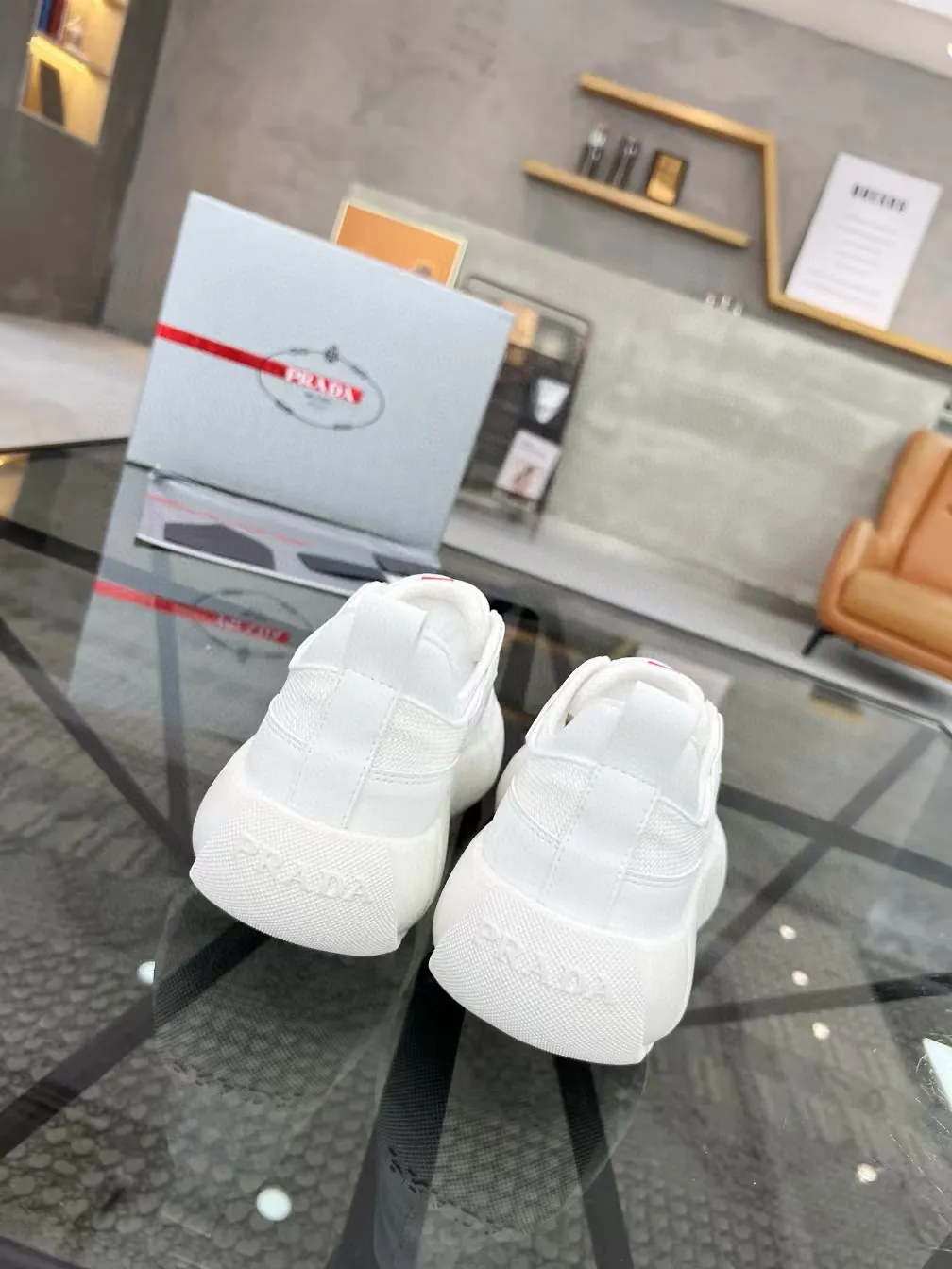 Factory price: 480💰Prada new men's leather sports shoes, the highest version on the market, any comparison is welcome🆚! The original leather has excellent texture and is super high-end! Fetal sheep net lining imported from Italy, removable pad! Luxurious materials and fine workmanship, highly recommended! Code number: 38-44, customized 45